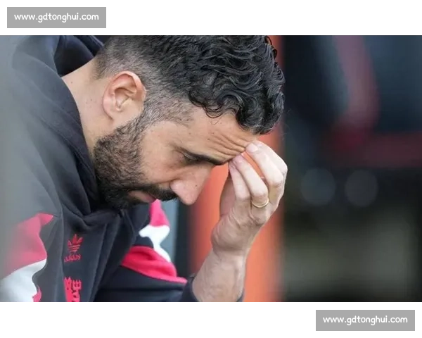 退场时喊出 “加油”!阿莫林的笑容里藏着曼联的温度